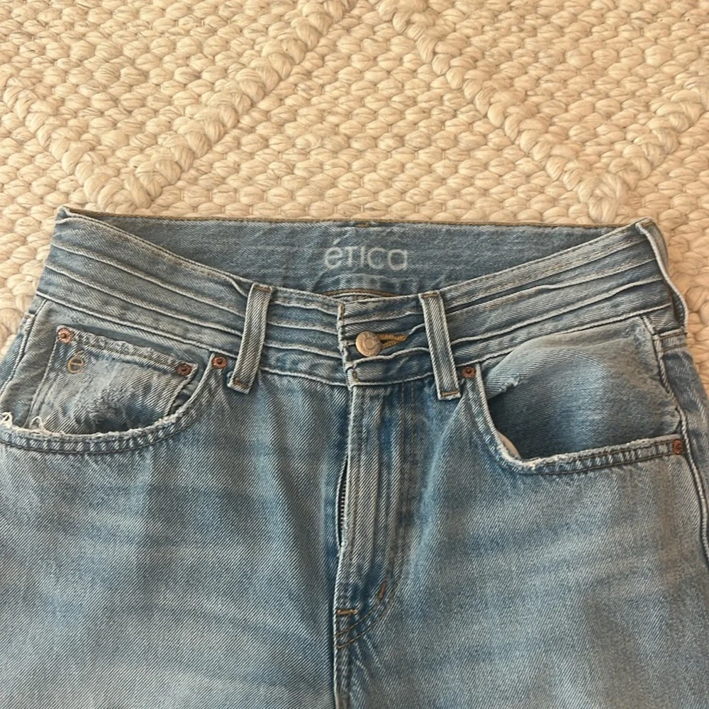 Ética Wide leg Denim Jeans in a light blue wash - Picture 3 of 6